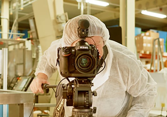 Mann mit Kamera am Filmen